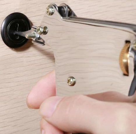 Compact pocket knife style locksmith tool with strong spring picking pin tumbler locks. Lacquer coated for rust resistance in daily or professional use.